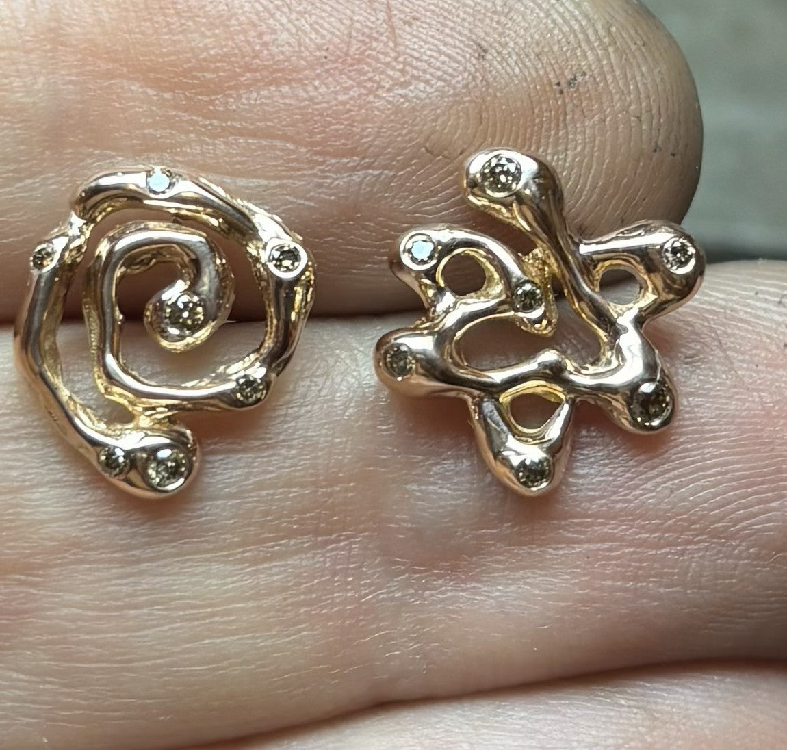 Gold Magen David and swirl mismatched studs
